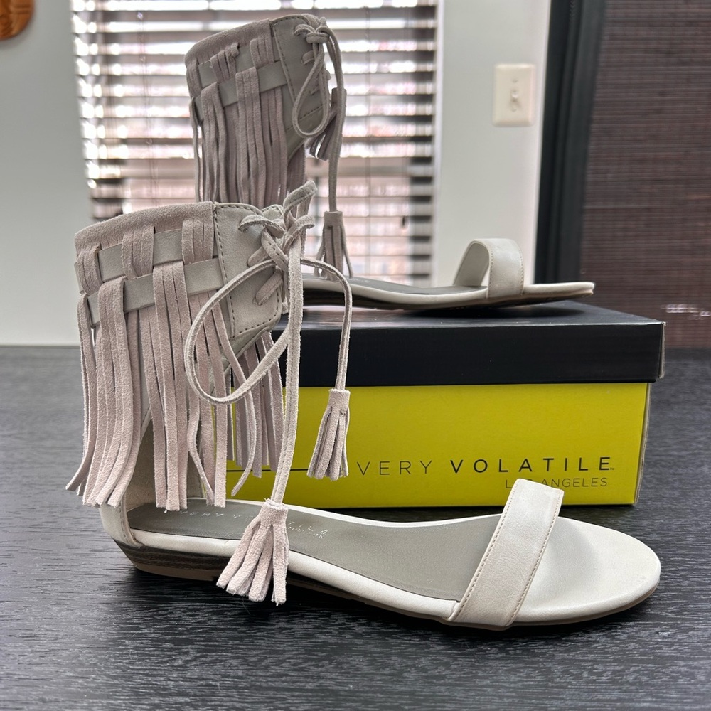Very Volatile Aubrey ICE Fringe Sandal Women's Size 7 NEW IN BOX Light Gray
